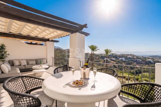 Renoviertes Duplex-Penthouse mit Panoramablick am Golfplatz La Quinta in Benahavís