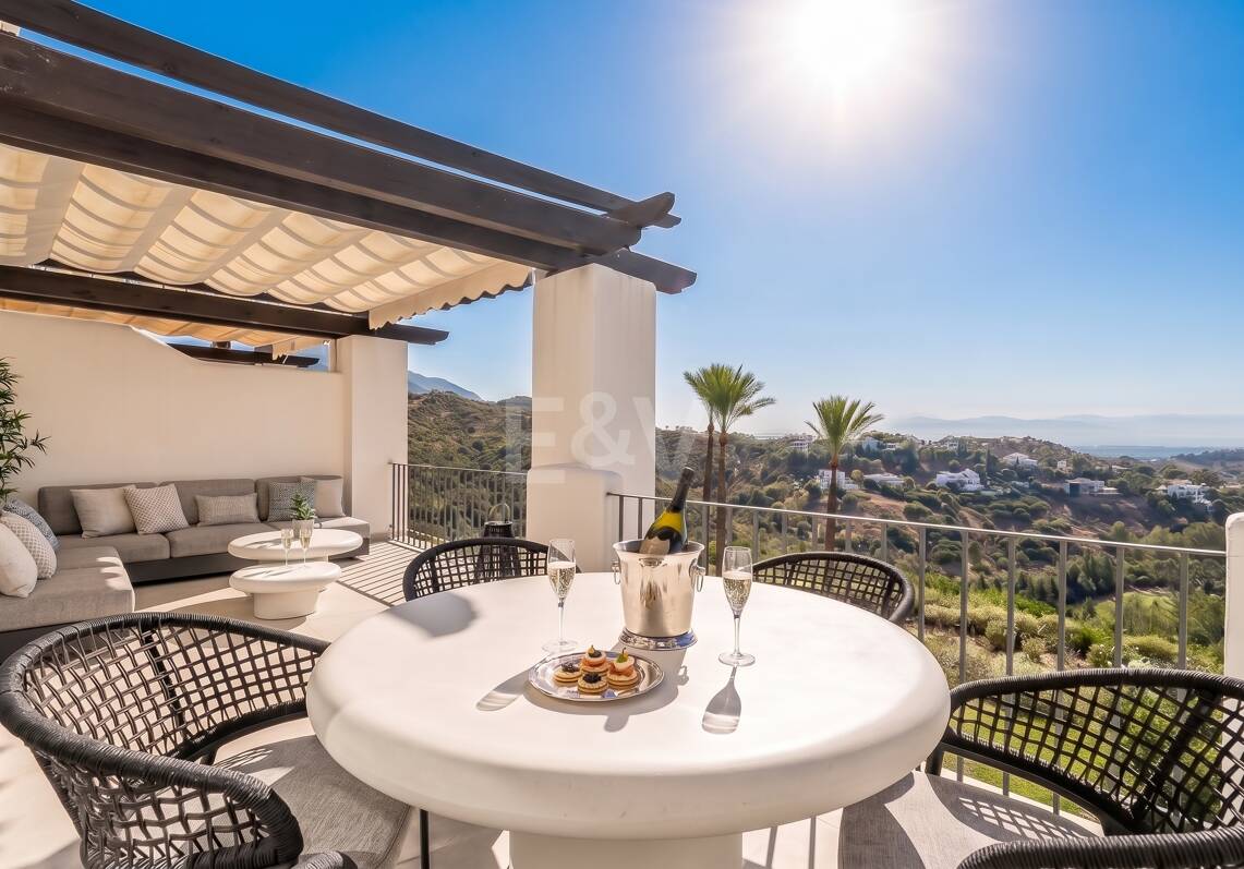Renoviertes Duplex-Penthouse mit Panoramablick am Golfplatz La Quinta in Benahavís