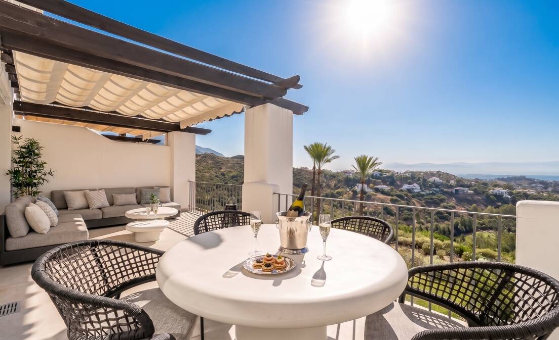 In erhöhter Lage im renommierten Golfgebiet La Quinta Golf in Benahavís bietet dieses wunderschön renovierte Duplex-Penthouse großzügige Innenräume, weitläufige Terrassen...