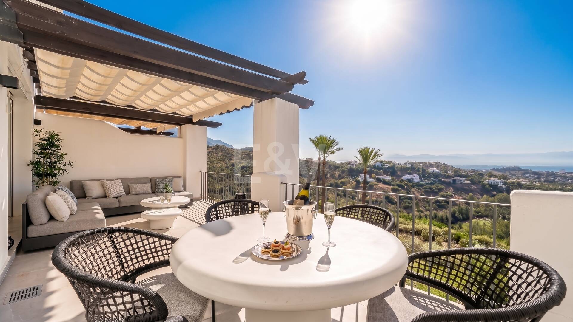 Renoviertes Duplex-Penthouse mit Panoramablick am Golfplatz La Quinta in Benahavís