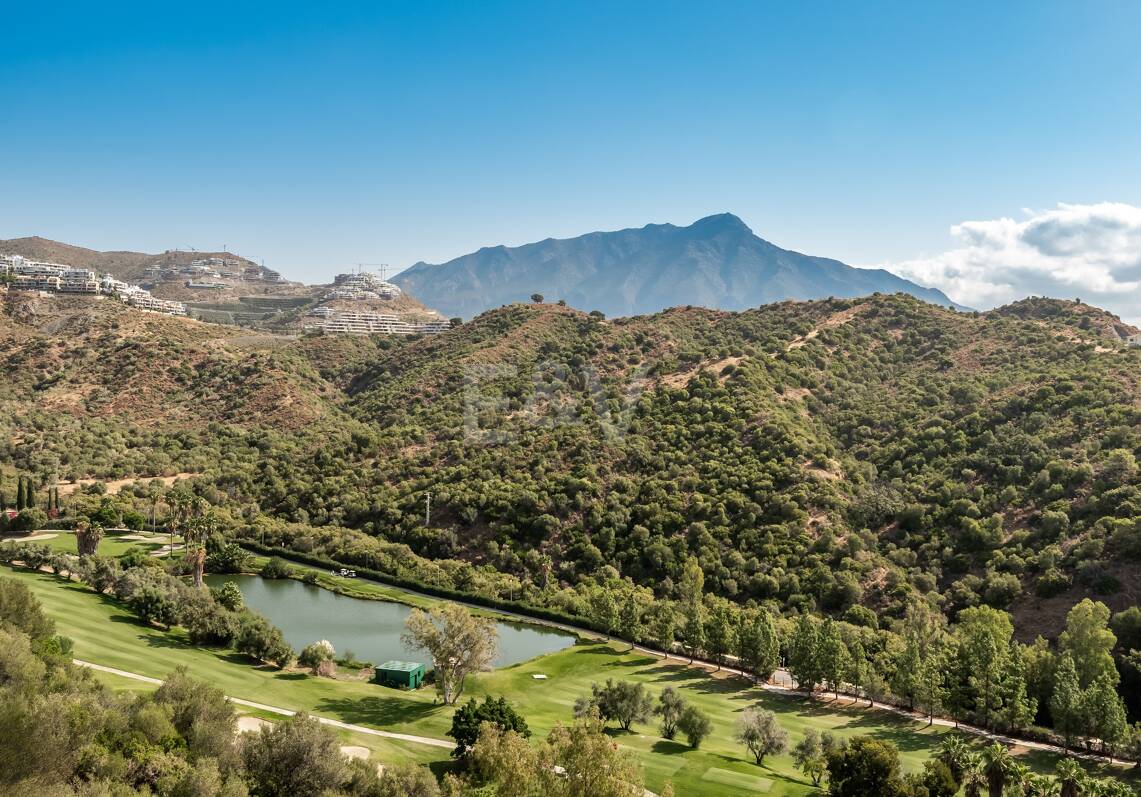 Renoviertes Duplex-Penthouse mit Panoramablick am Golfplatz La Quinta in Benahavís
