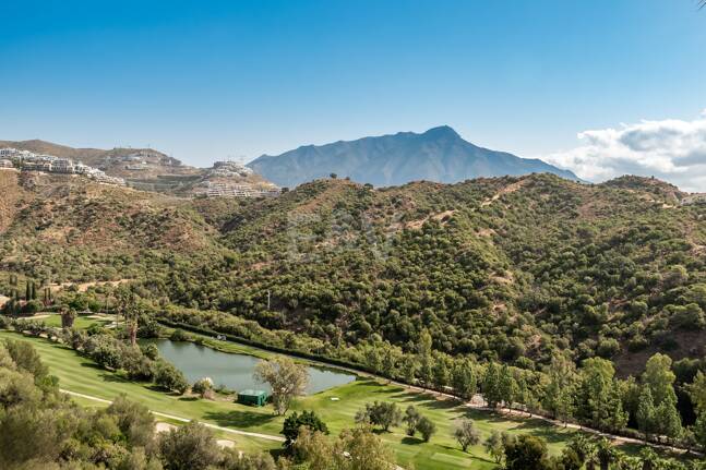 Renoviertes Duplex-Penthouse mit Panoramablick am Golfplatz La Quinta in Benahavís