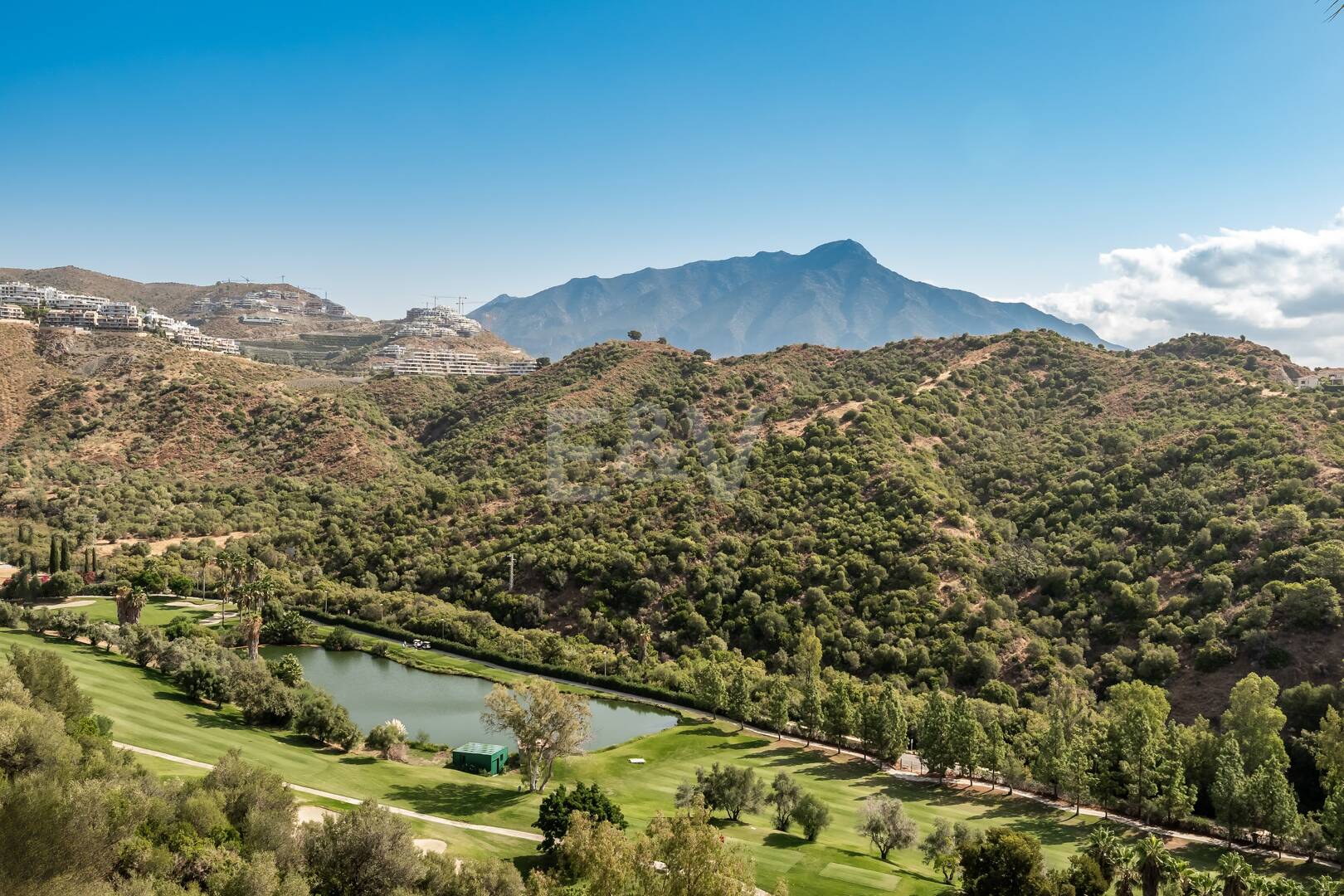 Renoviertes Duplex-Penthouse mit Panoramablick am Golfplatz La Quinta in Benahavís