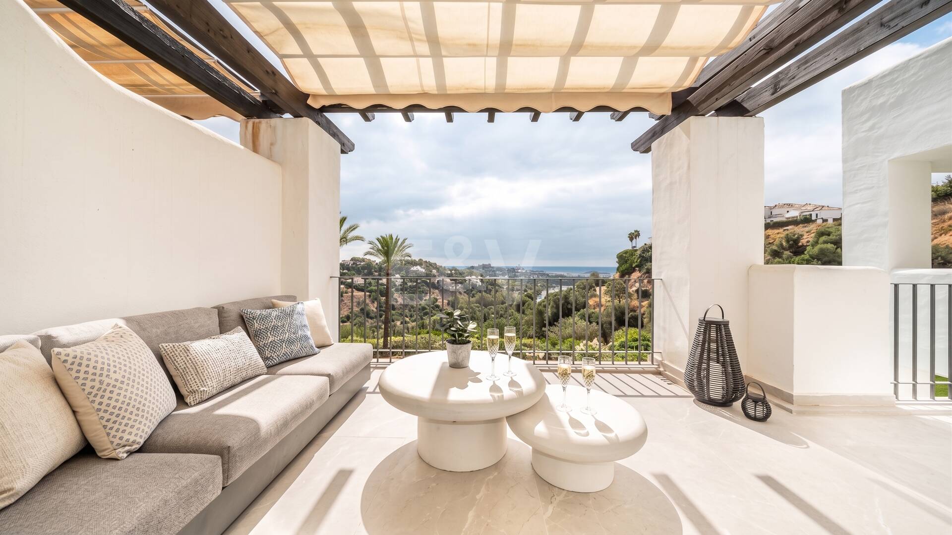 Renoviertes Duplex-Penthouse mit Panoramablick am Golfplatz La Quinta in Benahavís