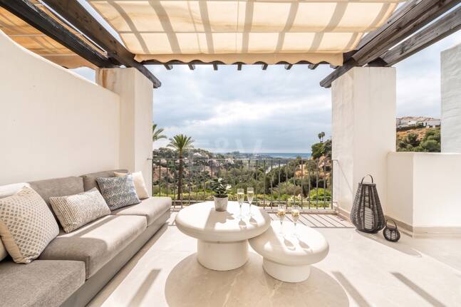 Renoviertes Duplex-Penthouse mit Panoramablick am Golfplatz La Quinta in Benahavís