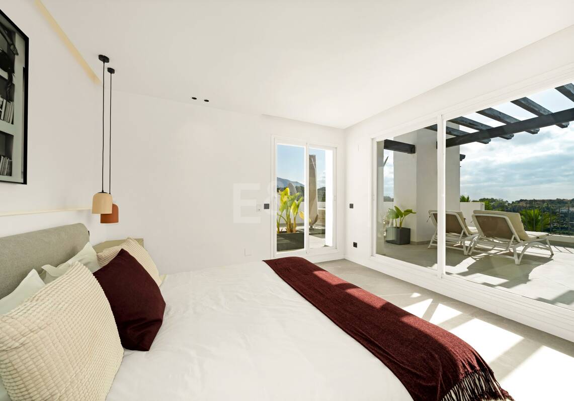 Renoviertes Duplex-Penthouse mit Panoramablick am Golfplatz La Quinta in Benahavís