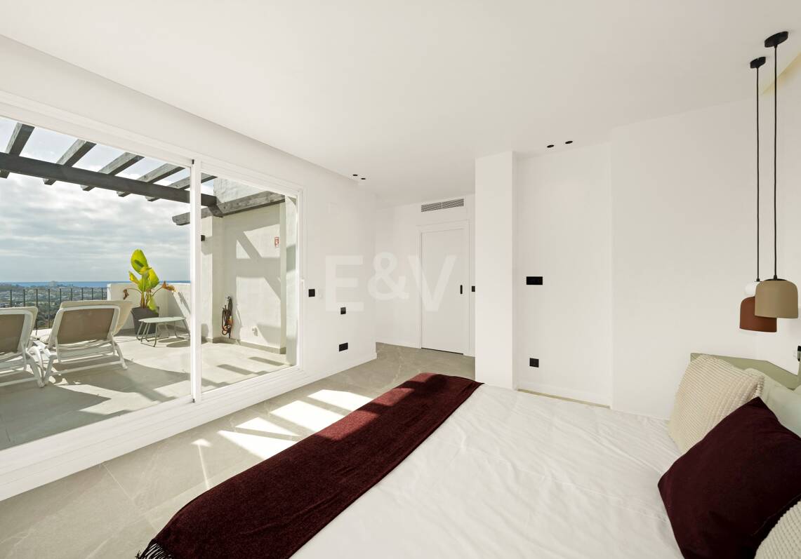 Renoviertes Duplex-Penthouse mit Panoramablick am Golfplatz La Quinta in Benahavís