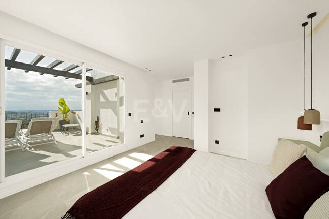 Renoviertes Duplex-Penthouse mit Panoramablick am Golfplatz La Quinta in Benahavís