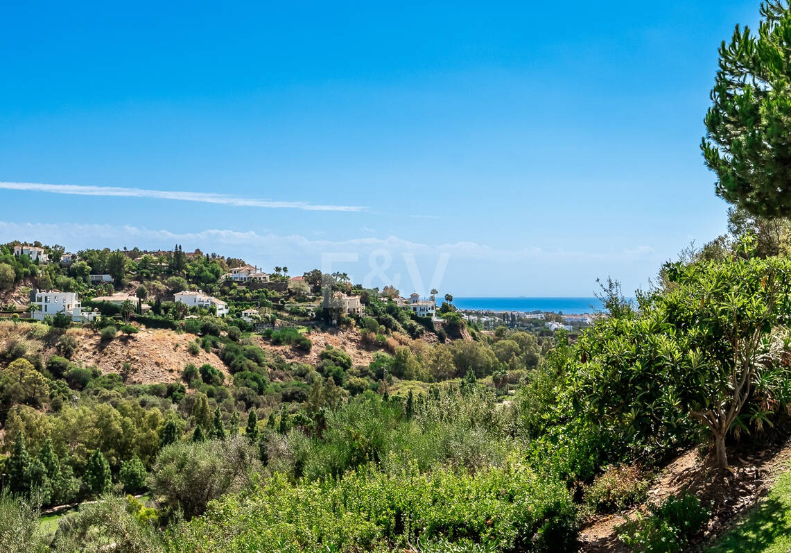 Renoviertes Duplex-Penthouse mit Panoramablick am Golfplatz La Quinta in Benahavís