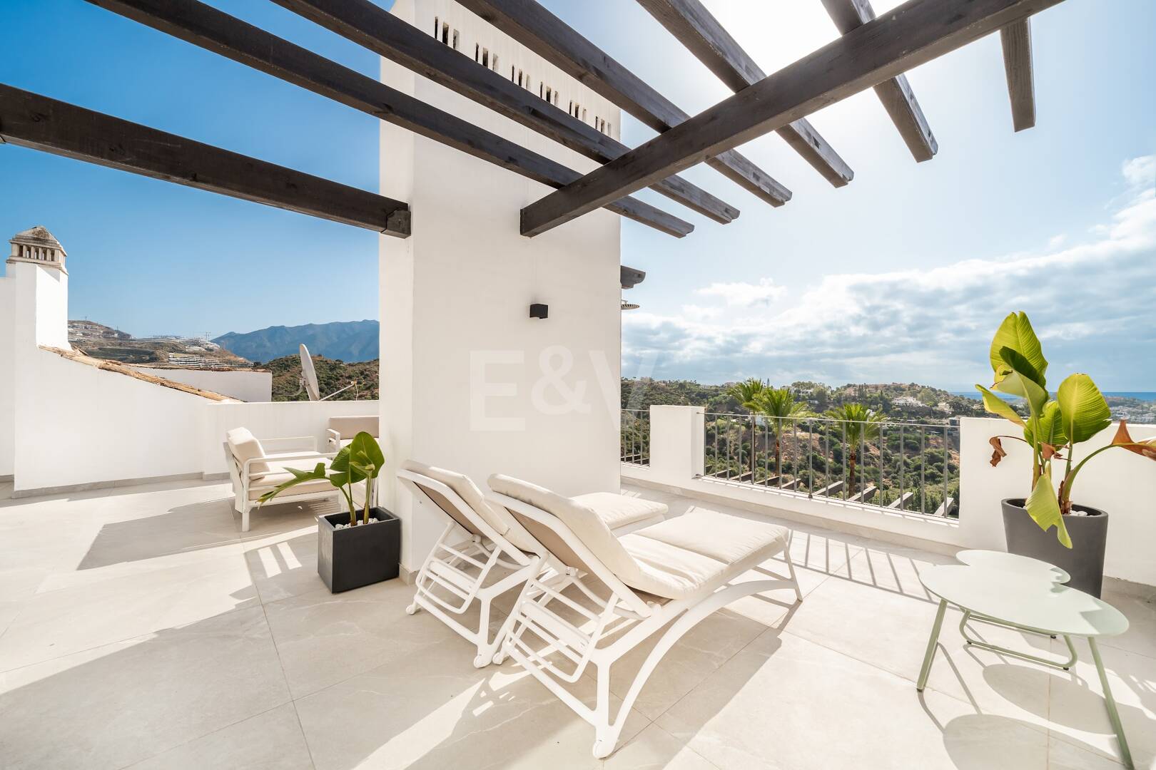 Renoviertes Duplex-Penthouse mit Panoramablick am Golfplatz La Quinta in Benahavís