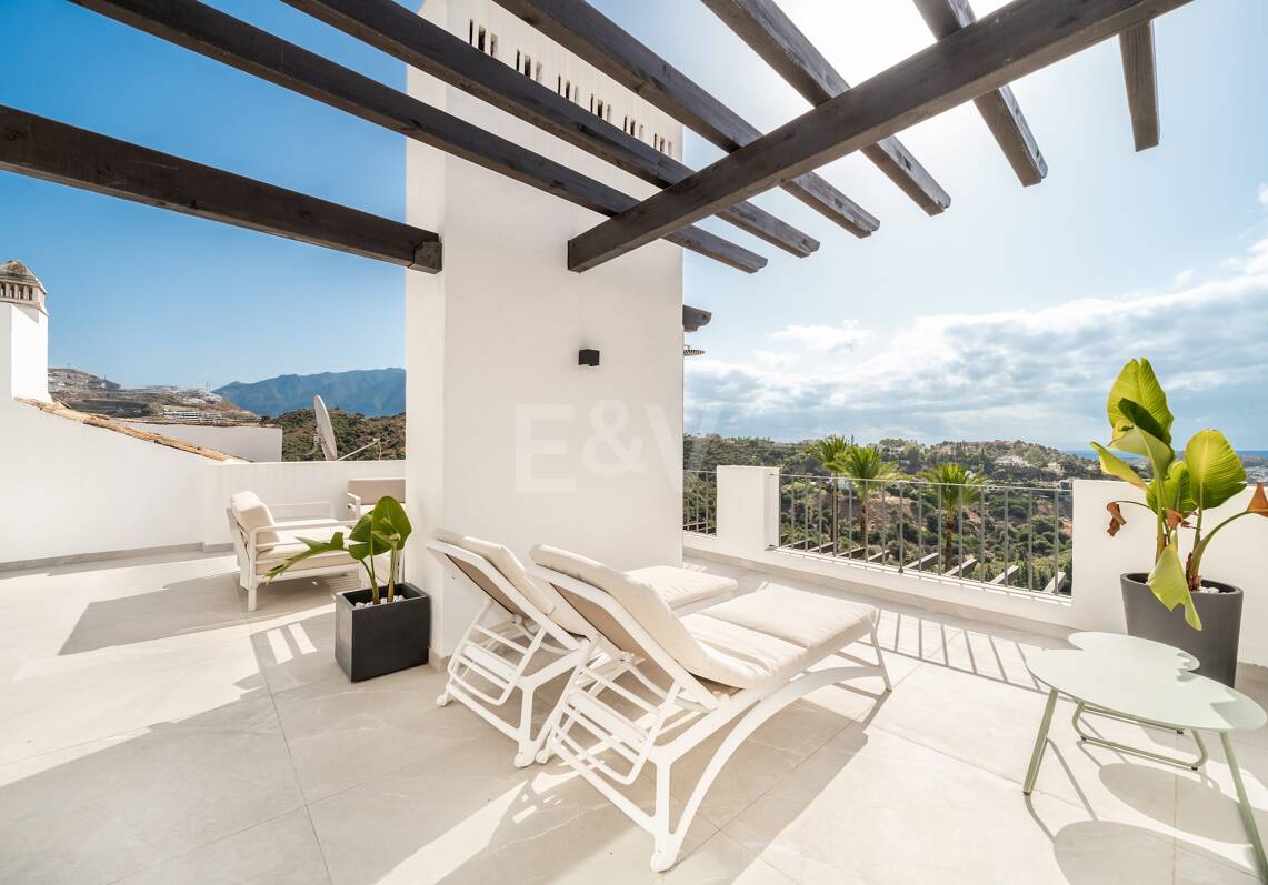 Renoviertes Duplex-Penthouse mit Panoramablick am Golfplatz La Quinta in Benahavís