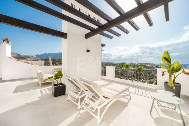 Renoviertes Duplex-Penthouse mit Panoramablick am Golfplatz La Quinta in Benahavís