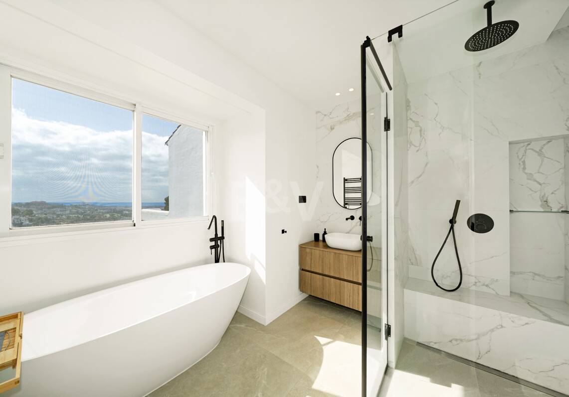 Renoviertes Duplex-Penthouse mit Panoramablick am Golfplatz La Quinta in Benahavís