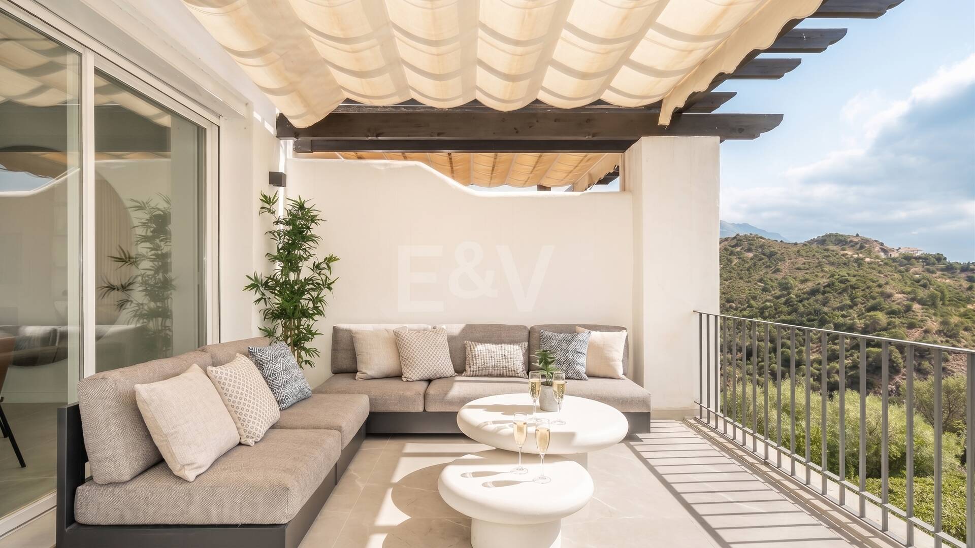 Renoviertes Duplex-Penthouse mit Panoramablick am Golfplatz La Quinta in Benahavís