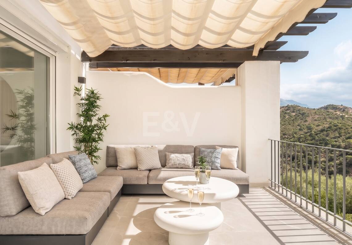 Renoviertes Duplex-Penthouse mit Panoramablick am Golfplatz La Quinta in Benahavís