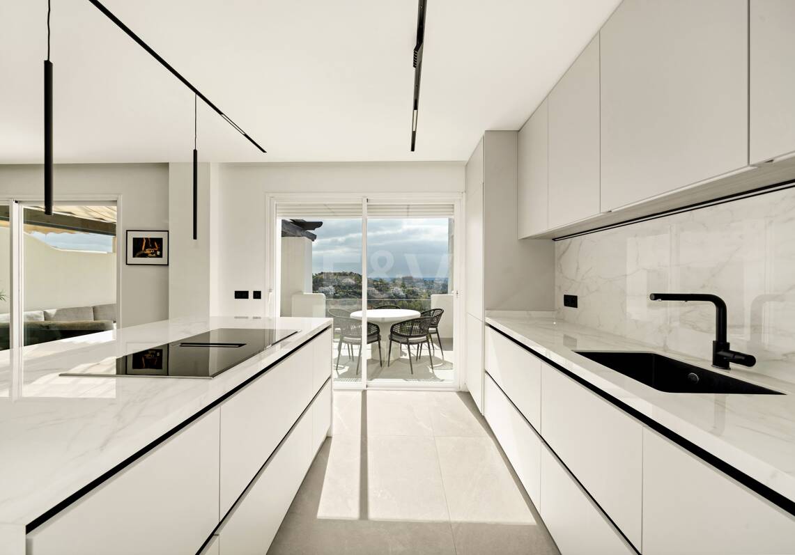 Renoviertes Duplex-Penthouse mit Panoramablick am Golfplatz La Quinta in Benahavís