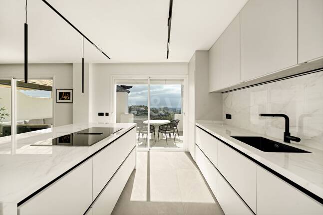Renoviertes Duplex-Penthouse mit Panoramablick am Golfplatz La Quinta in Benahavís