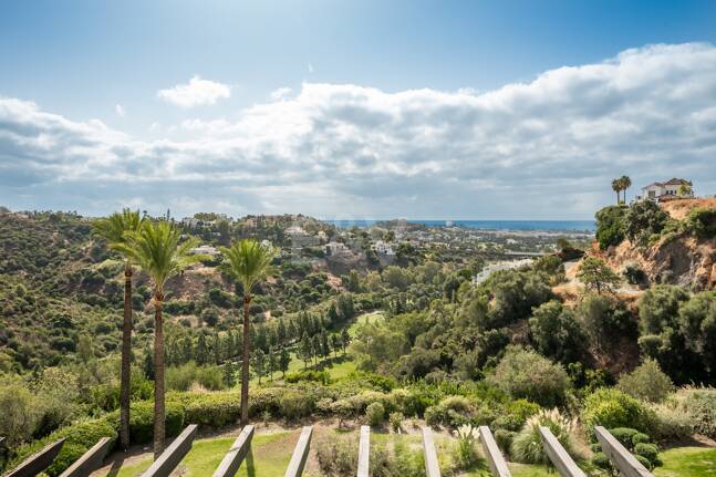 Renoviertes Duplex-Penthouse mit Panoramablick am Golfplatz La Quinta in Benahavís