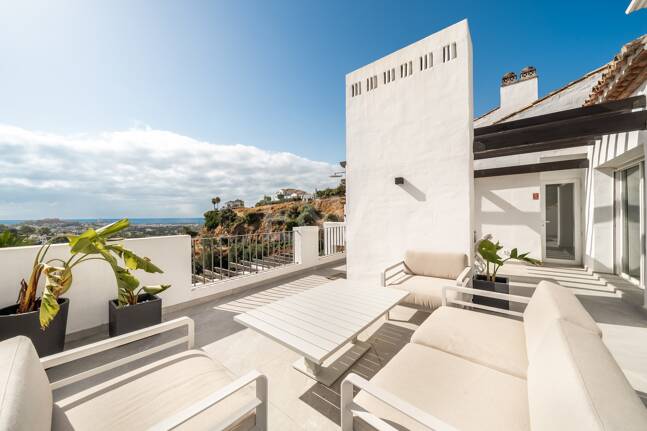 Renoviertes Duplex-Penthouse mit Panoramablick am Golfplatz La Quinta in Benahavís