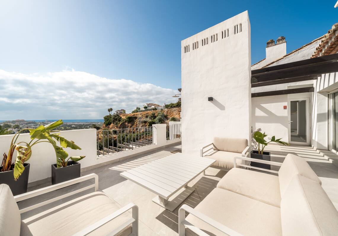 Renoviertes Duplex-Penthouse mit Panoramablick am Golfplatz La Quinta in Benahavís