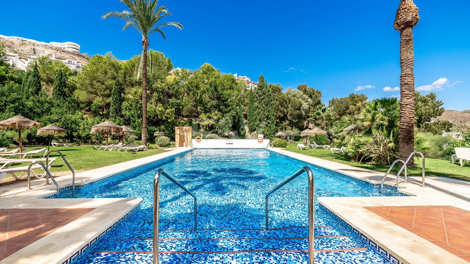 Renoviertes Duplex-Penthouse mit Panoramablick am Golfplatz La Quinta in Benahavís