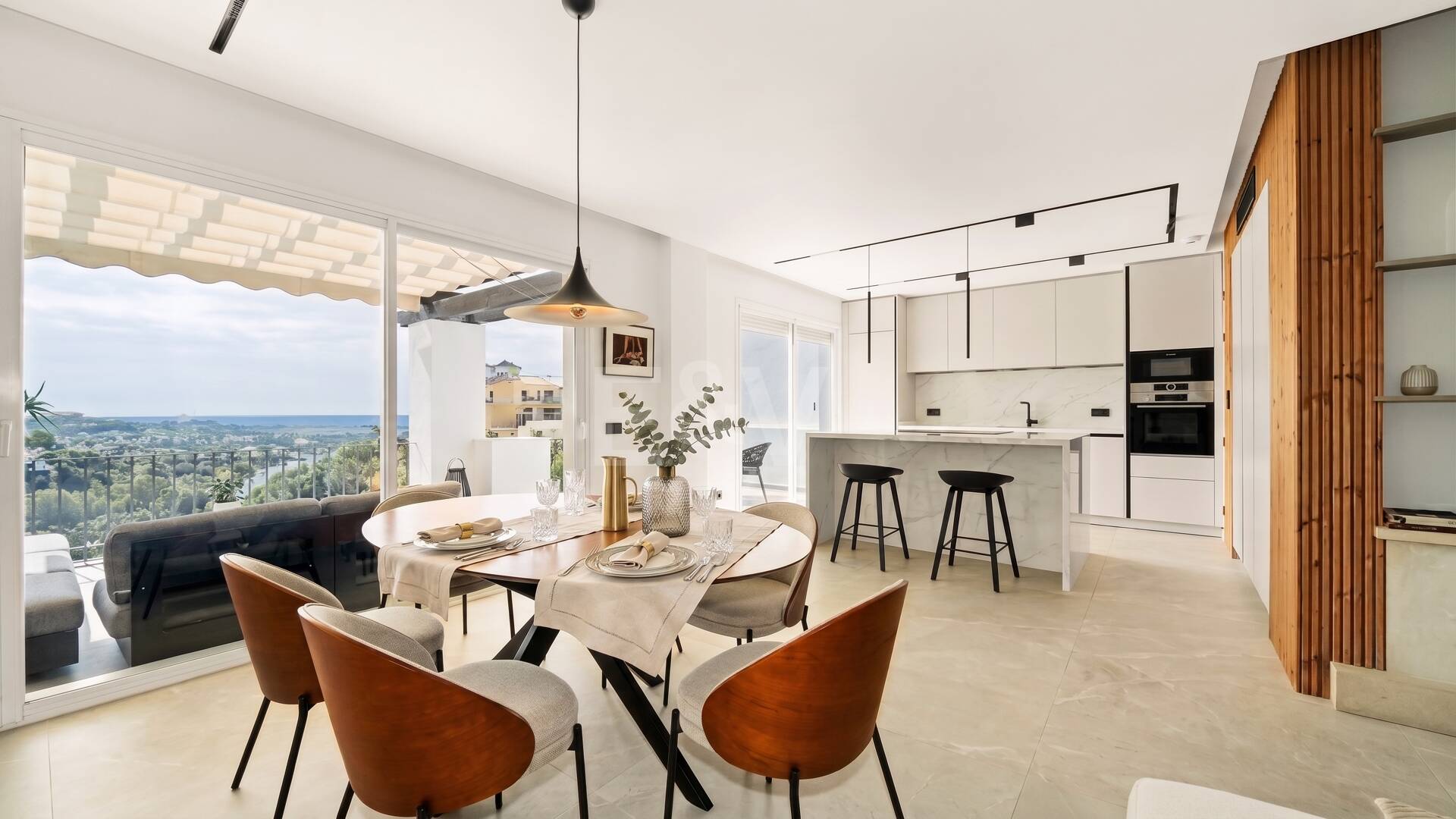 Renoviertes Duplex-Penthouse mit Panoramablick am Golfplatz La Quinta in Benahavís
