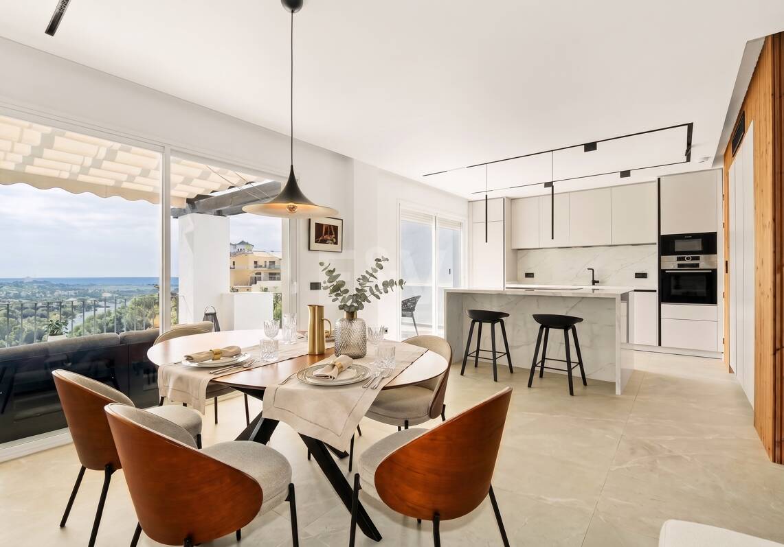 Renoviertes Duplex-Penthouse mit Panoramablick am Golfplatz La Quinta in Benahavís