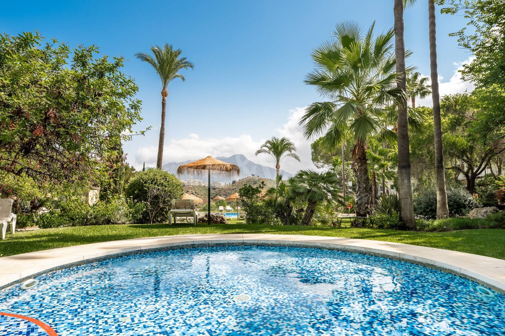 Renoviertes Duplex-Penthouse mit Panoramablick am Golfplatz La Quinta in Benahavís