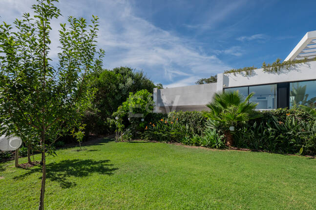 Villa de inspiración escandinava en Elviria Este, Marbella