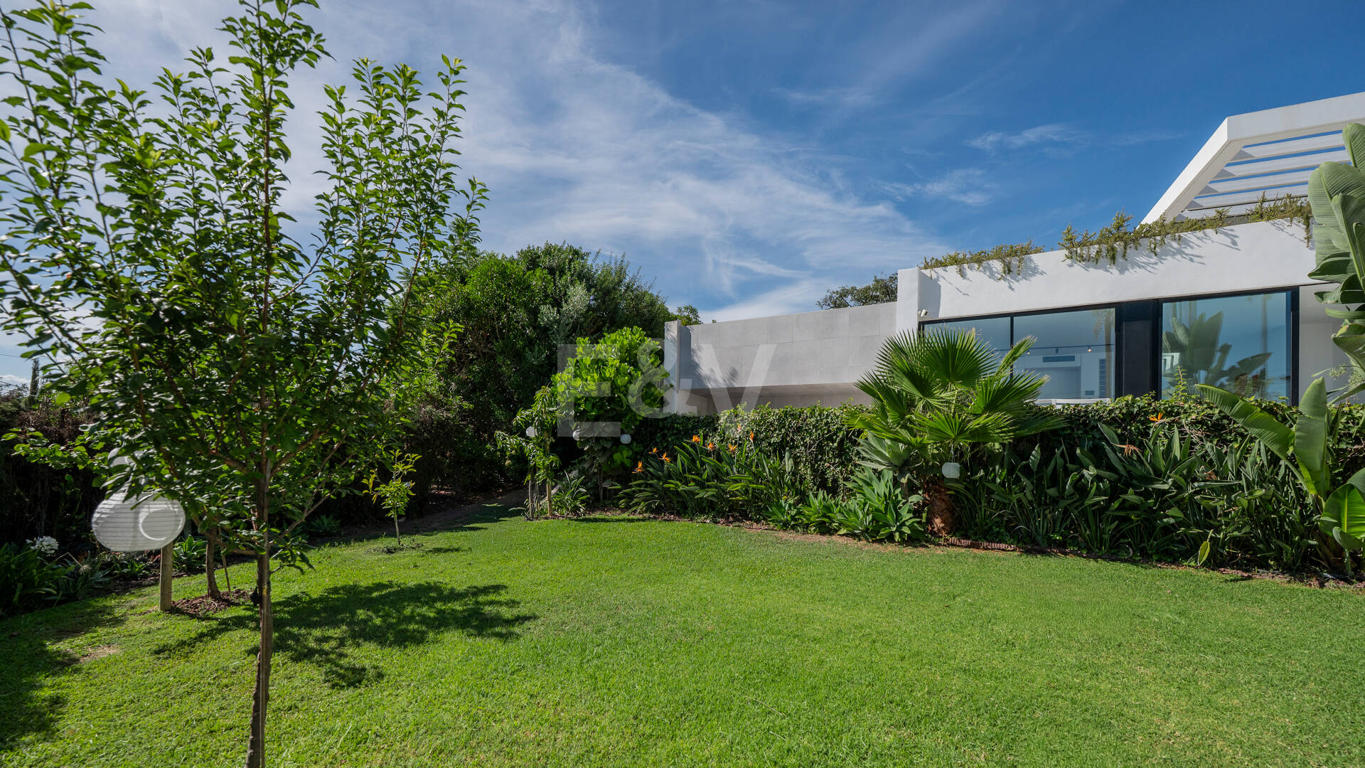 Villa de inspiración escandinava en Elviria Este, Marbella