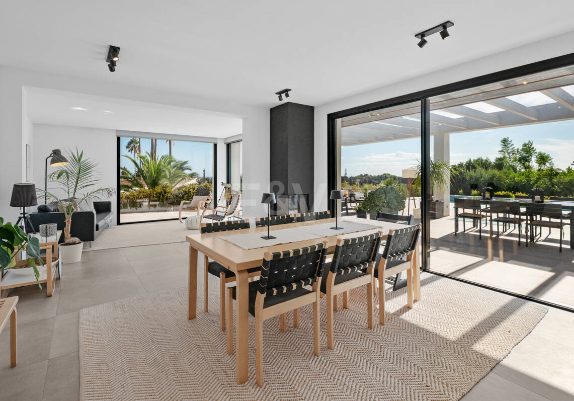Villa de inspiración escandinava en Elviria Este, Marbella