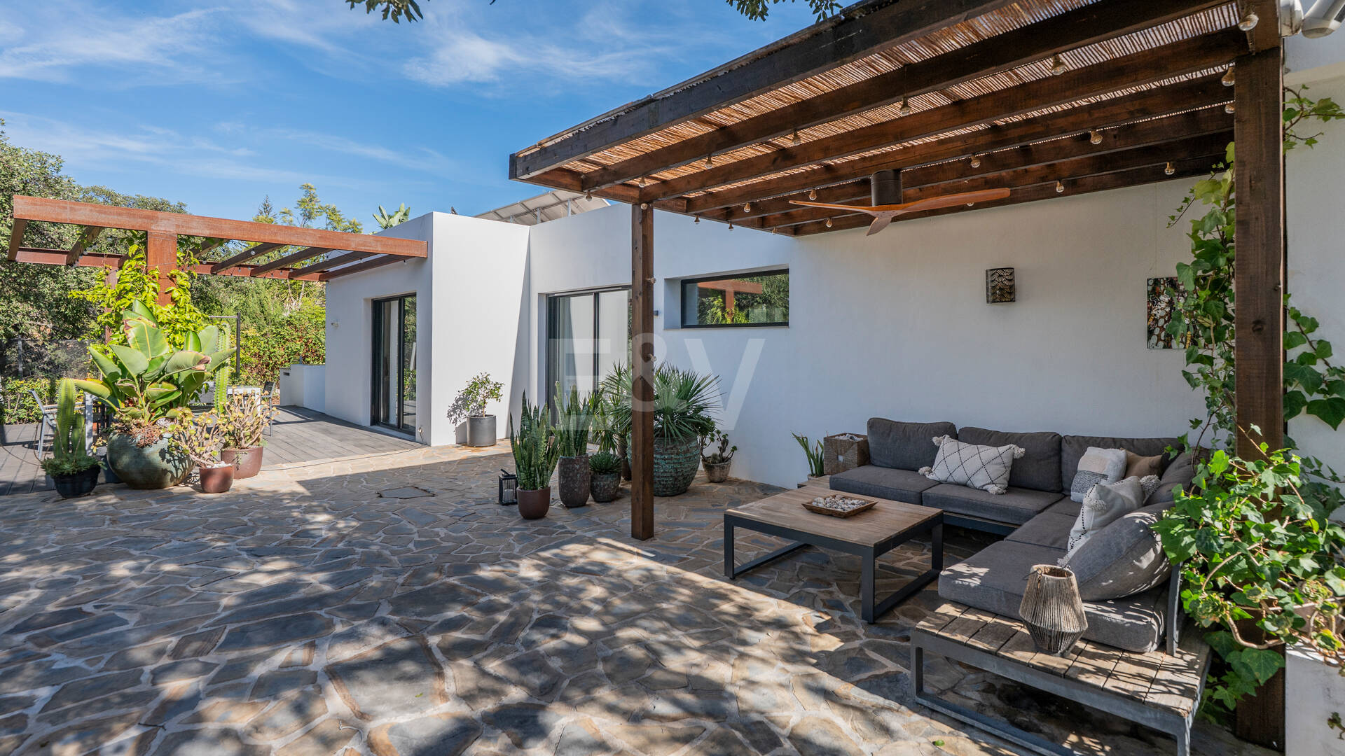 Villa de inspiración escandinava en Elviria Este, Marbella