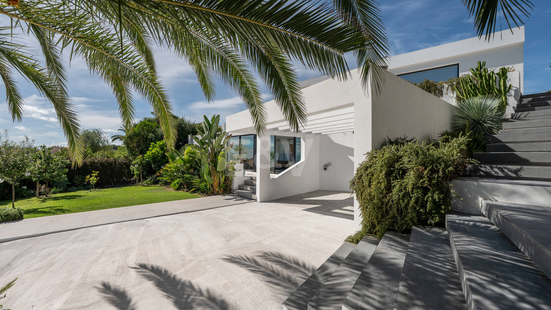 Villa de inspiración escandinava en Elviria Este, Marbella