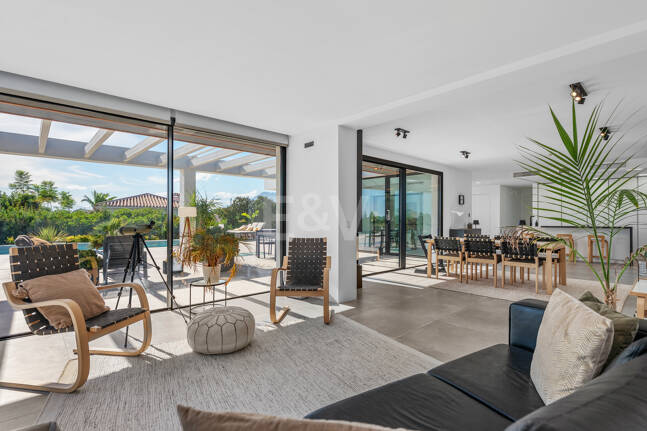 Villa de inspiración escandinava en Elviria Este, Marbella