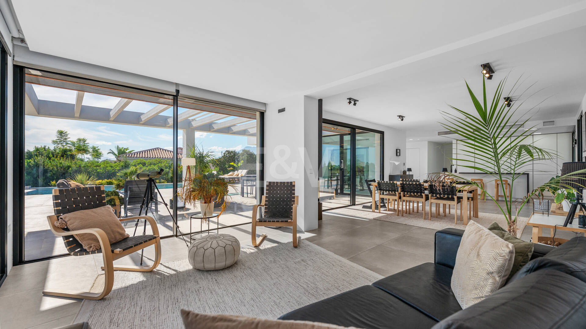 Villa de inspiración escandinava en Elviria Este, Marbella