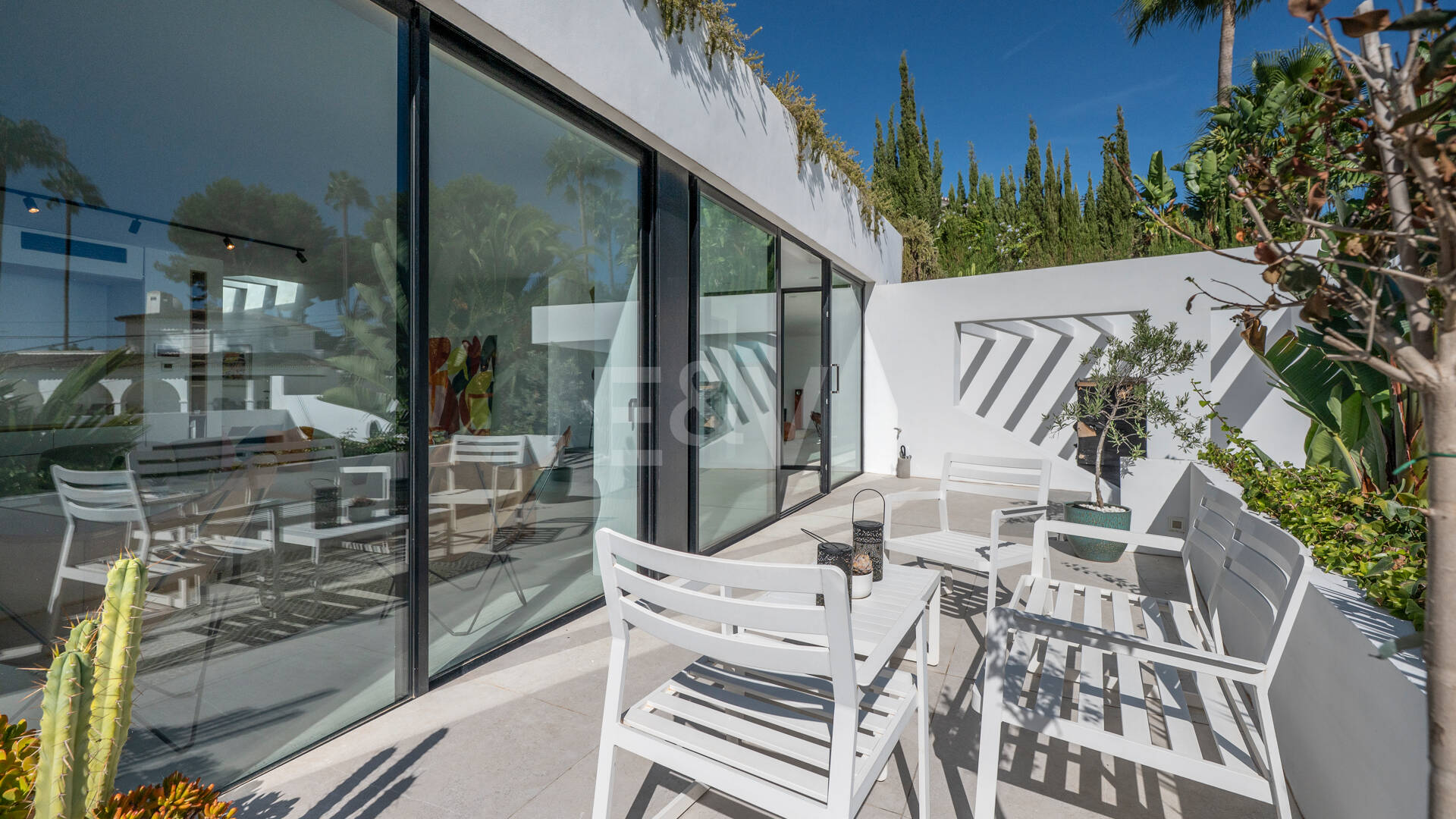 Villa de inspiración escandinava en Elviria Este, Marbella