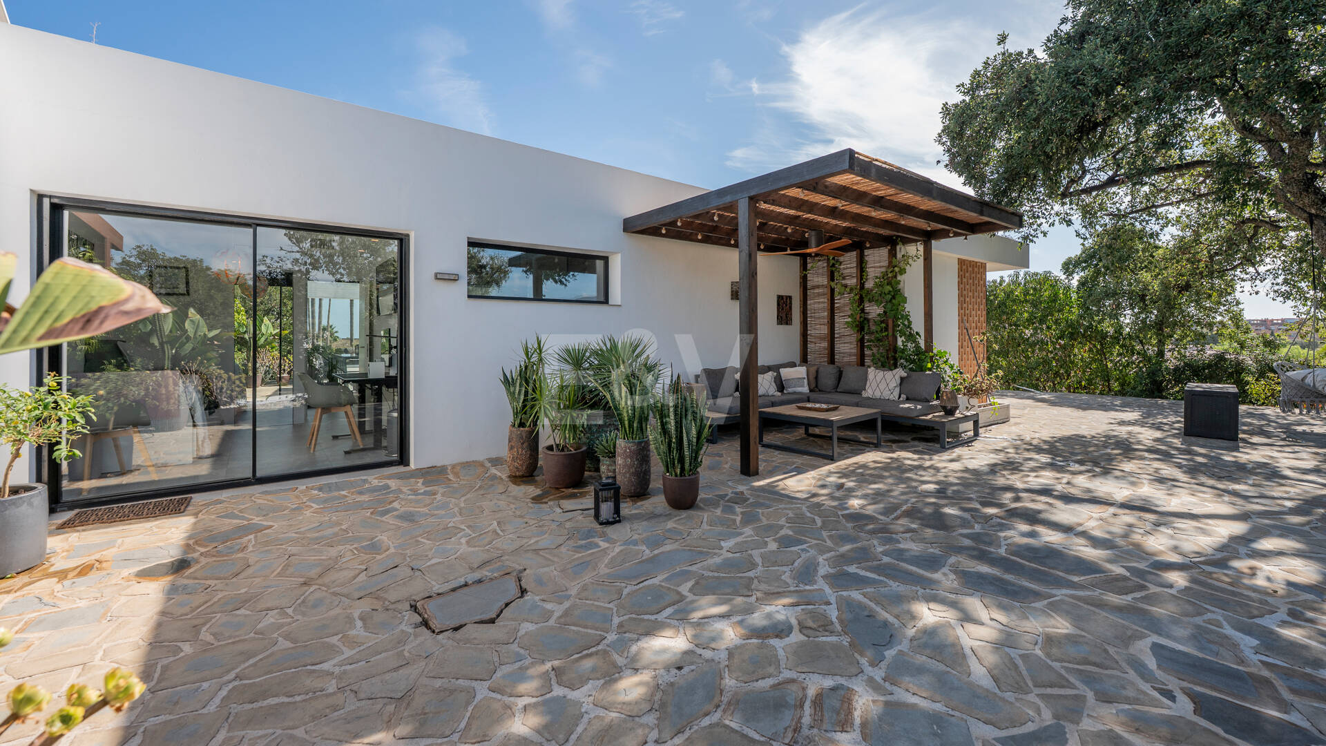 Villa de inspiración escandinava en Elviria Este, Marbella