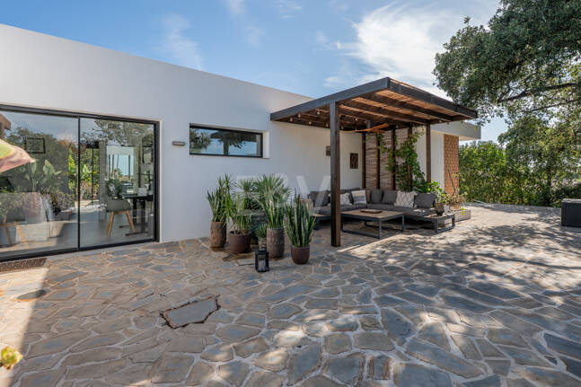 Villa de inspiración escandinava en Elviria Este, Marbella