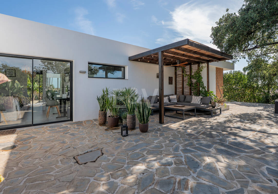 Villa de inspiración escandinava en Elviria Este, Marbella