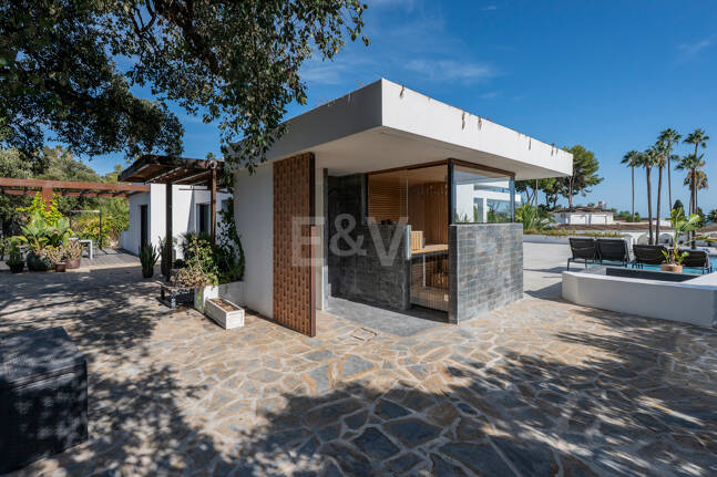 Villa de inspiración escandinava en Elviria Este, Marbella