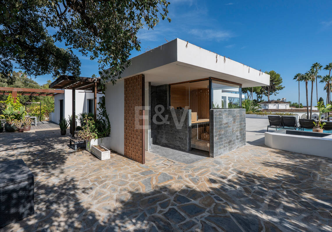 Villa de inspiración escandinava en Elviria Este, Marbella