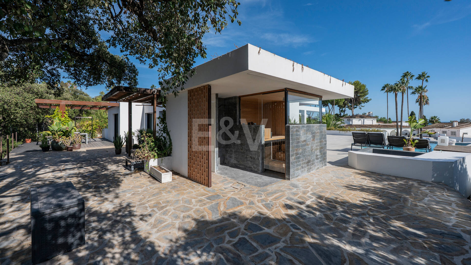 Villa de inspiración escandinava en Elviria Este, Marbella
