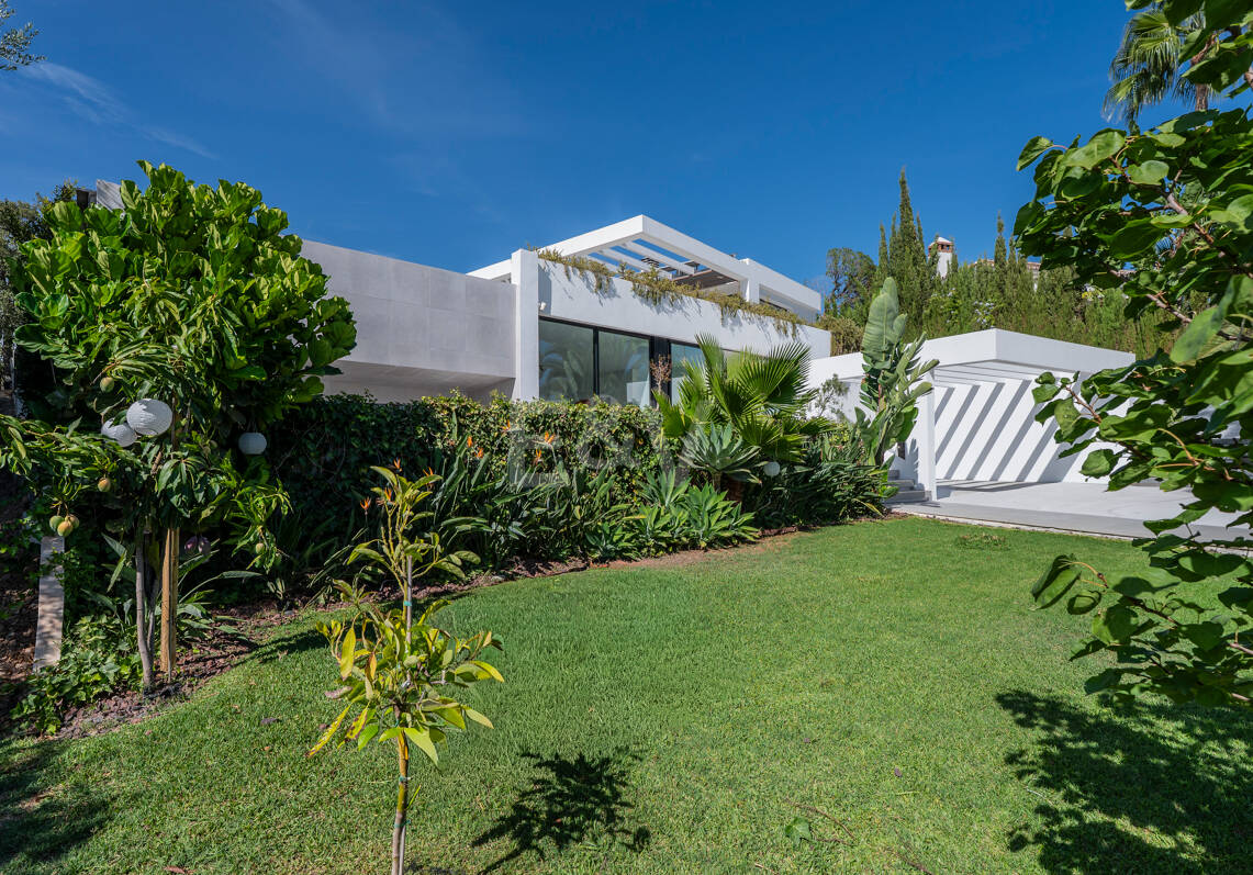 Villa de inspiración escandinava en Elviria Este, Marbella