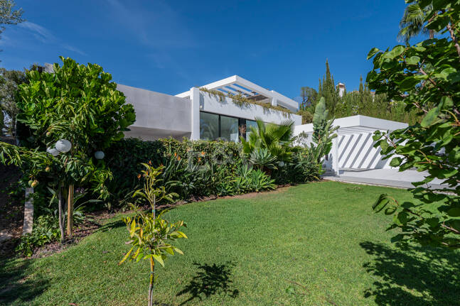 Villa de inspiración escandinava en Elviria Este, Marbella