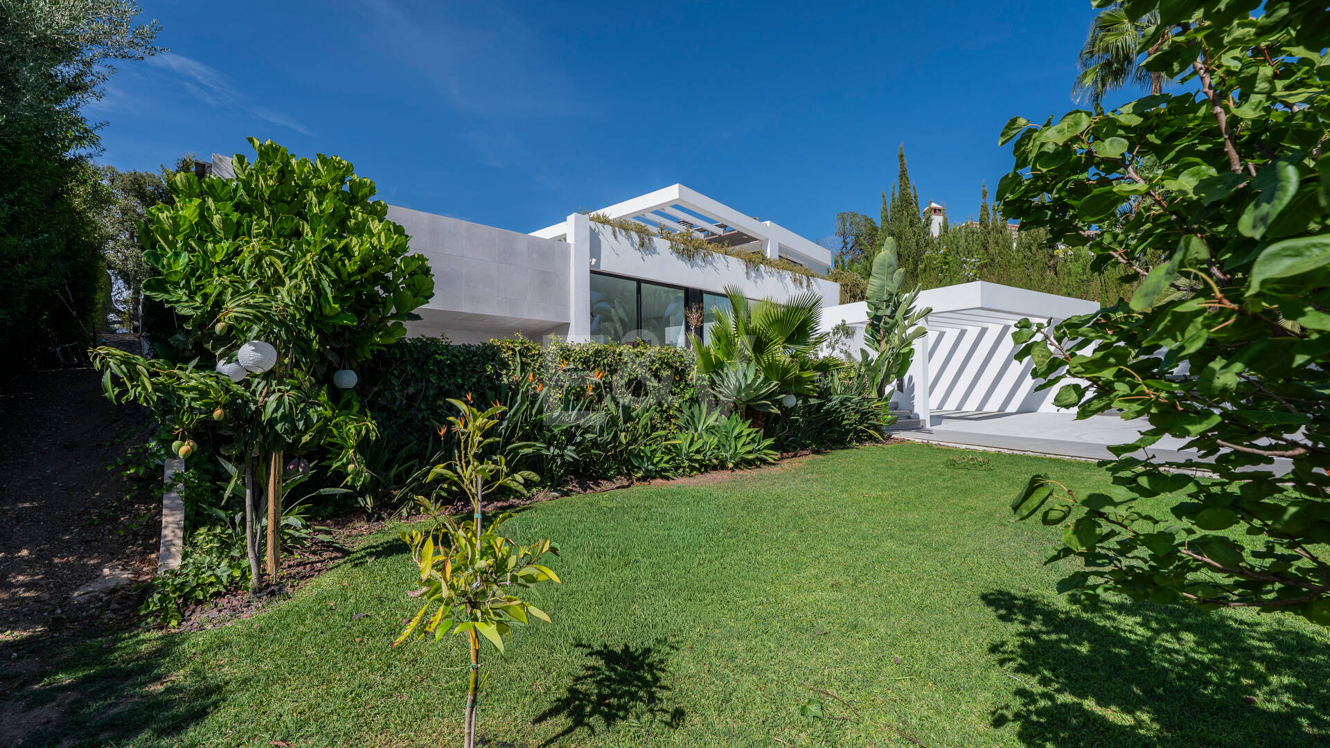 Villa de inspiración escandinava en Elviria Este, Marbella