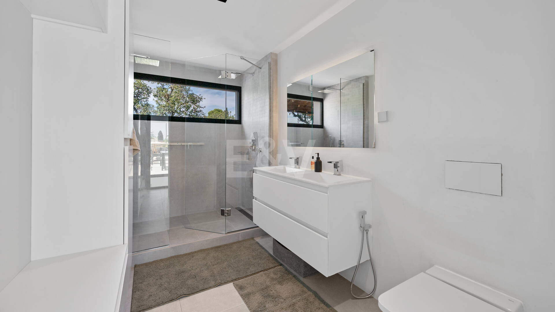 Villa de inspiración escandinava en Elviria Este, Marbella
