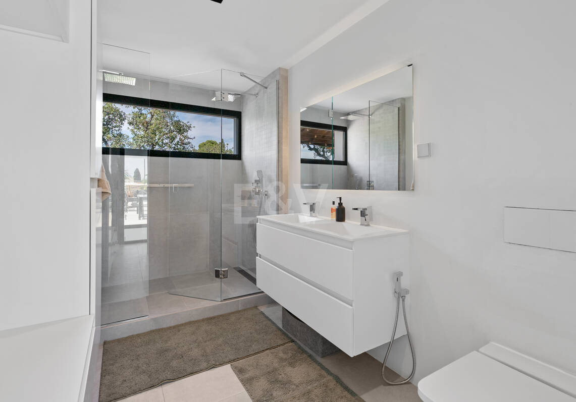 Villa de inspiración escandinava en Elviria Este, Marbella