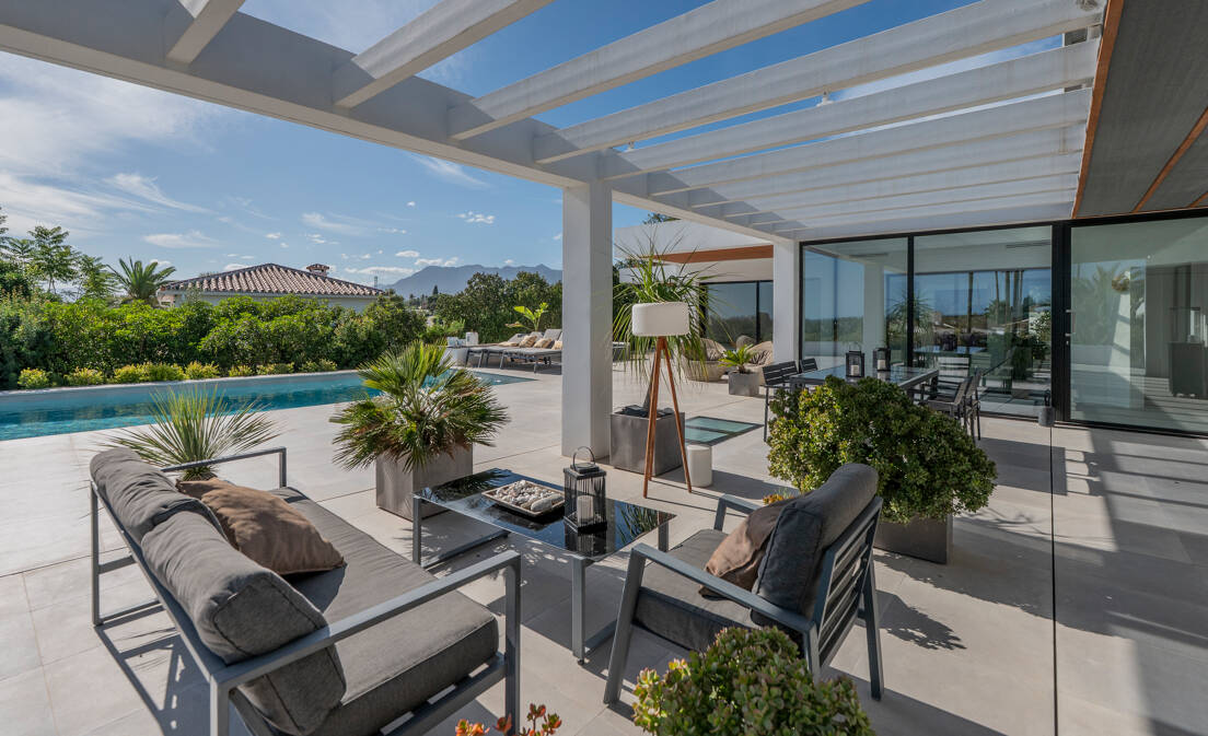 Villa for rent in Elviria, Marbella Öst with 4 bedrooms, 3 bathrooms and has pool, garage and garden (privat). Dimensions:...