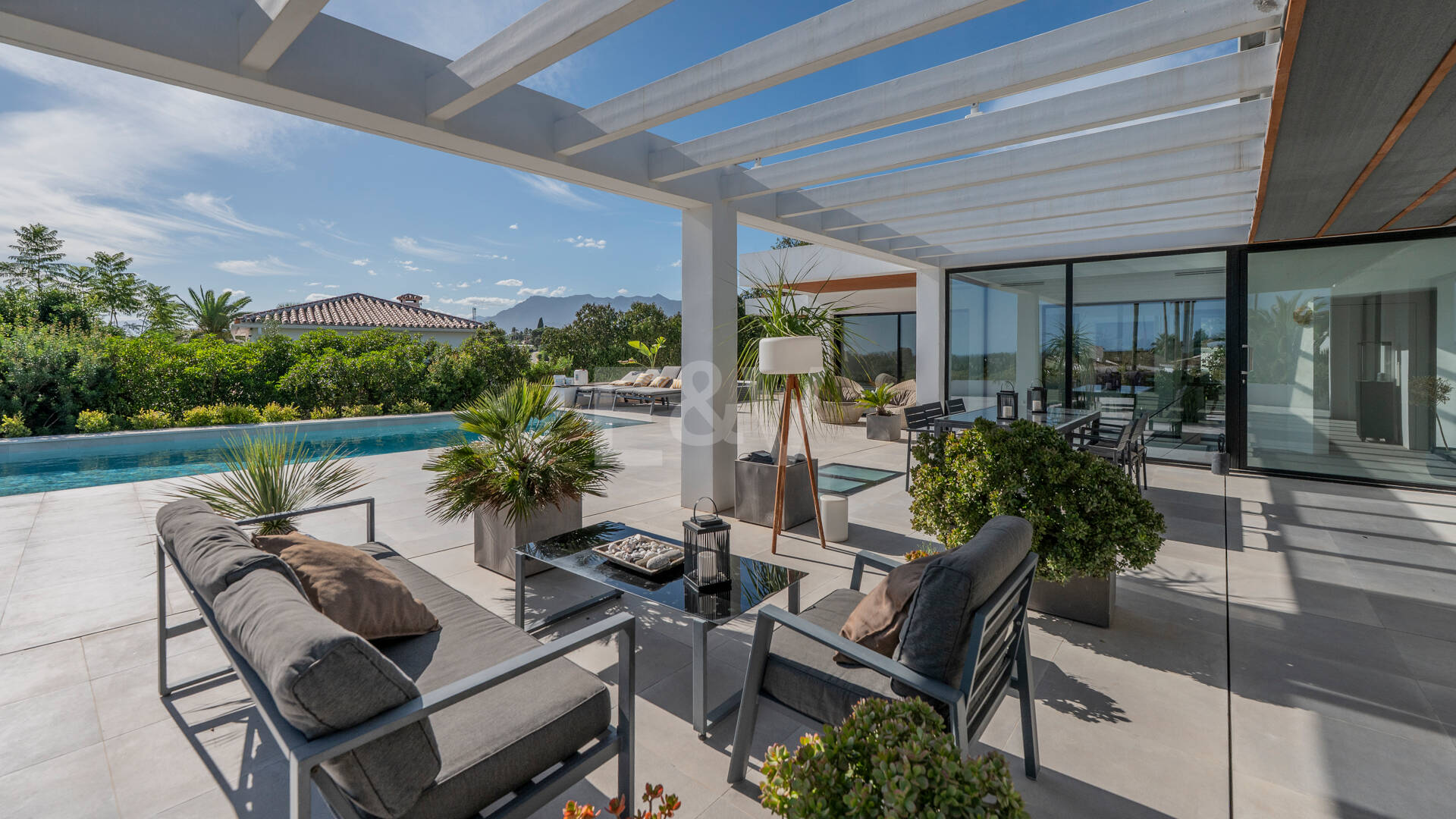 Villa de inspiración escandinava en Elviria Este, Marbella