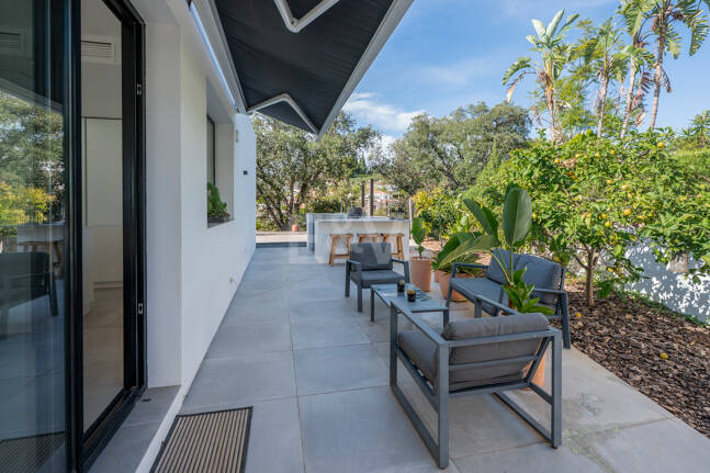 Villa de inspiración escandinava en Elviria Este, Marbella